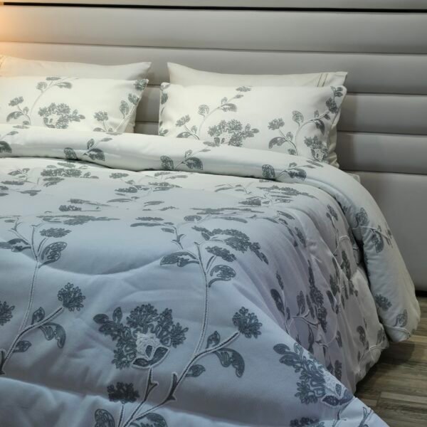 20260119_171454 Couvre-lit Piqué Haut de Gamme – Élégance Florale Gris Perle