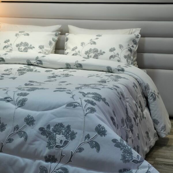 20260119_171455 Couvre-lit Piqué Haut de Gamme – Élégance Florale Gris Perle