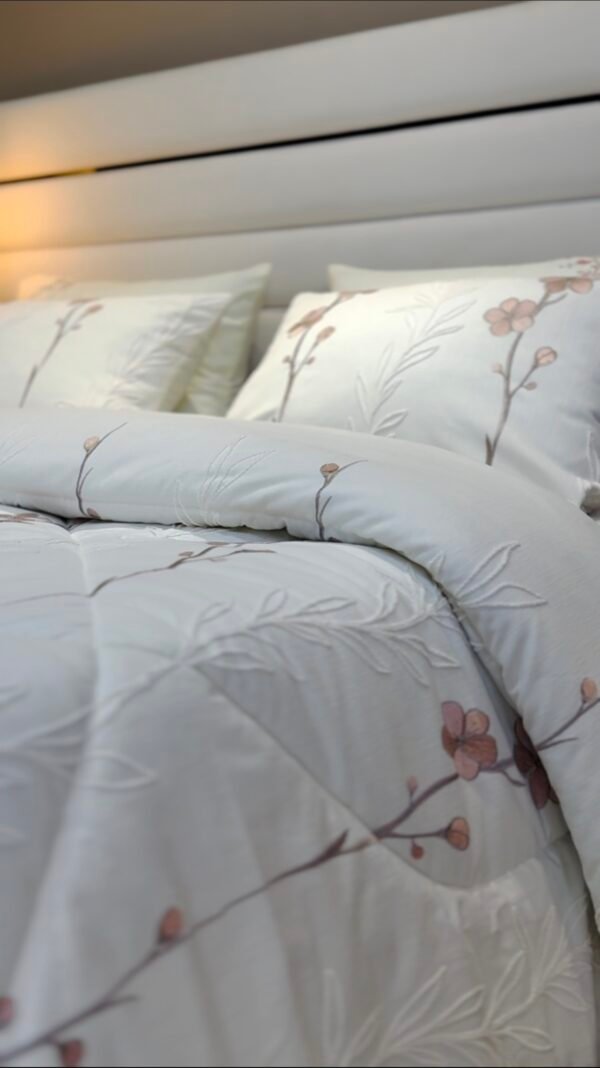 Couvre-lit Piqué Haut Gamme – Élégance Florale Brodée