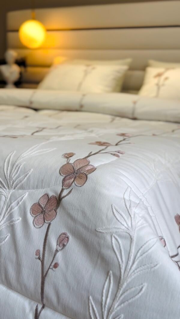 Couvre-lit Piqué Haut Gamme – Élégance Florale Brodée