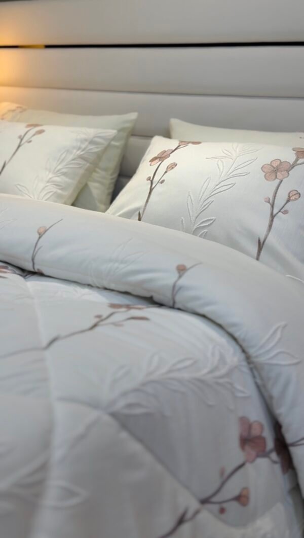 Couvre-lit Piqué Haut Gamme – Élégance Florale Brodée