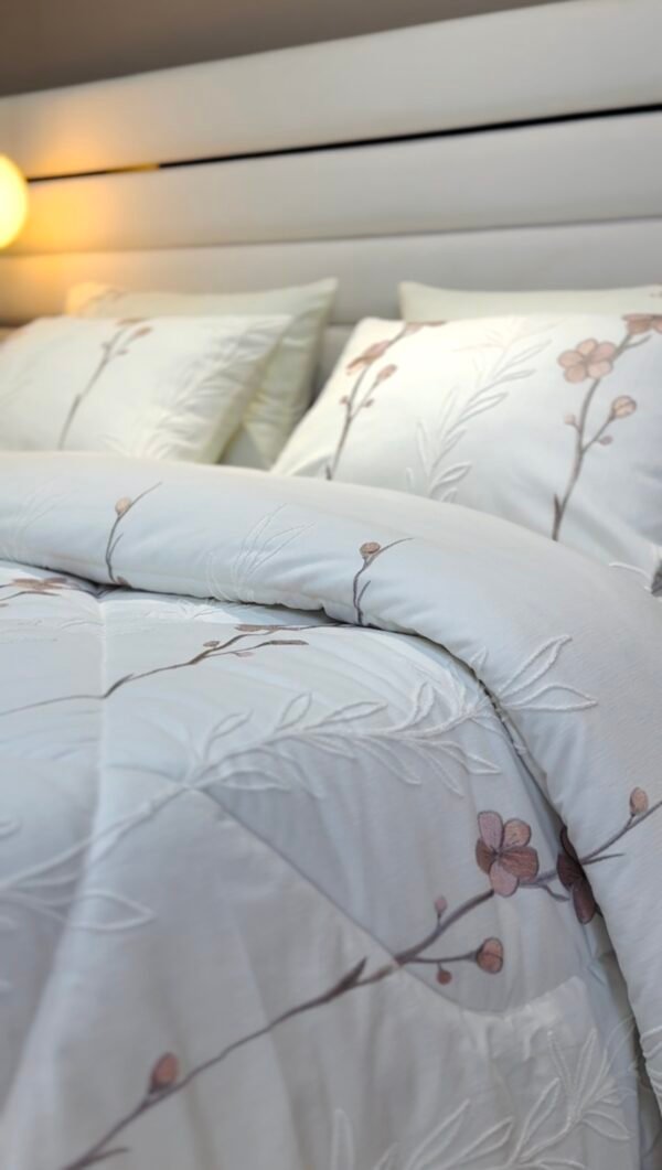 Couvre-lit Piqué Haut Gamme – Élégance Florale Brodée