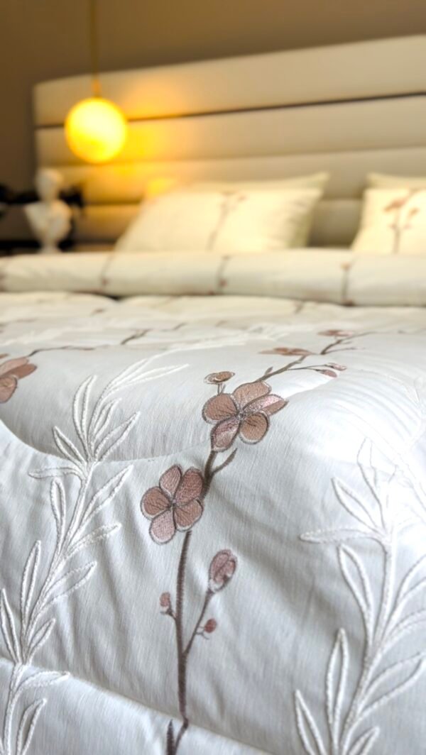 Couvre-lit Piqué Haut Gamme – Élégance Florale Brodée