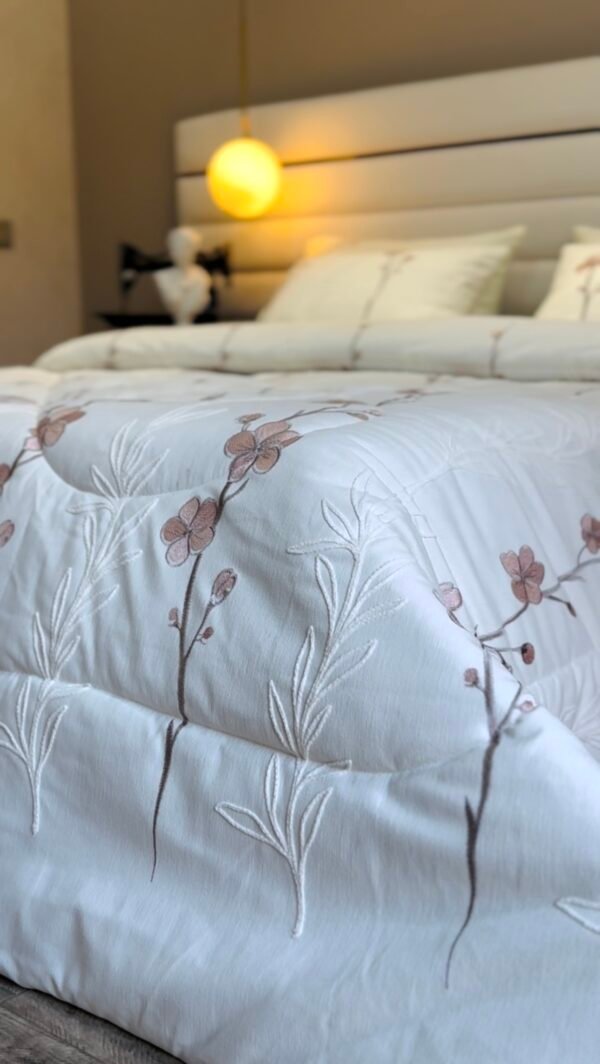 Couvre-lit Piqué Haut Gamme – Élégance Florale Brodée