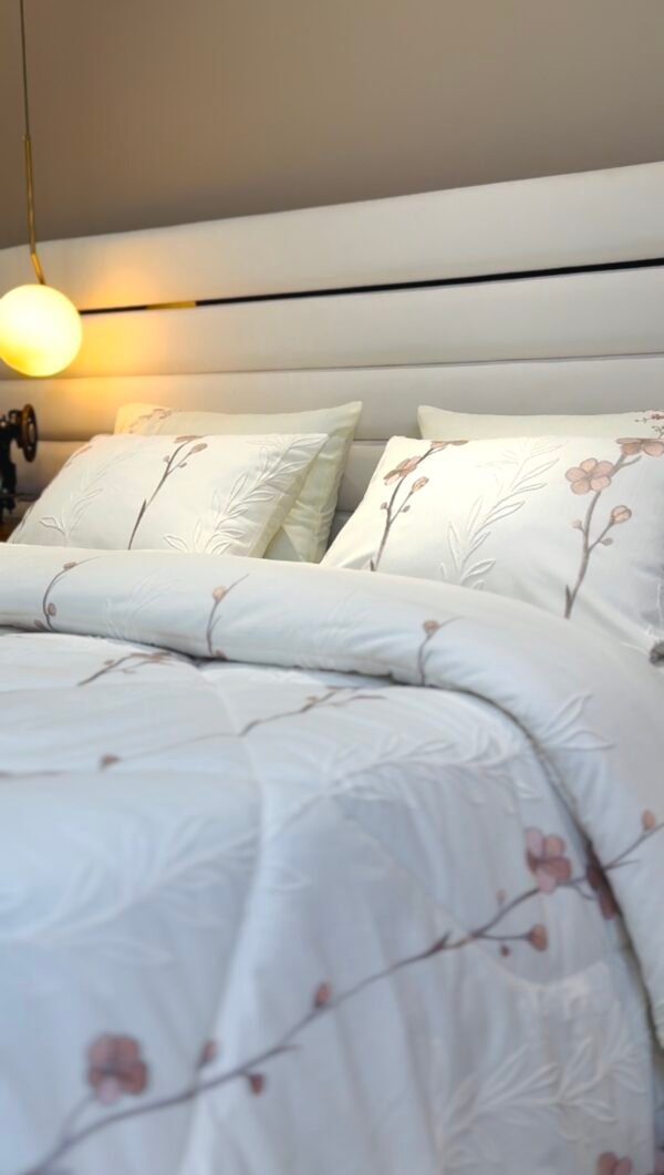 Couvre-lit Piqué Haut Gamme – Élégance Florale Brodée