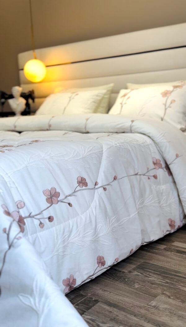 Couvre-lit Piqué Haut Gamme – Élégance Florale Brodée