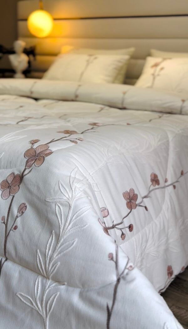 Couvre-lit Piqué Haut Gamme – Élégance Florale Brodée