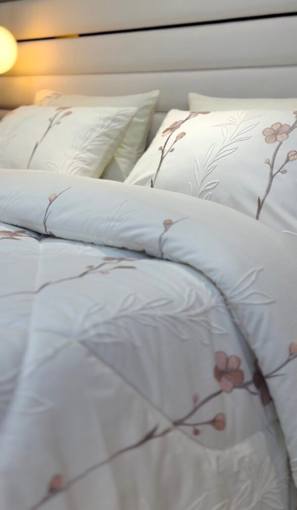 Couvre-lit Piqué Haut Gamme – Élégance Florale Brodée