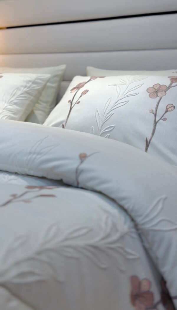 Couvre-lit Piqué Haut Gamme – Élégance Florale Brodée