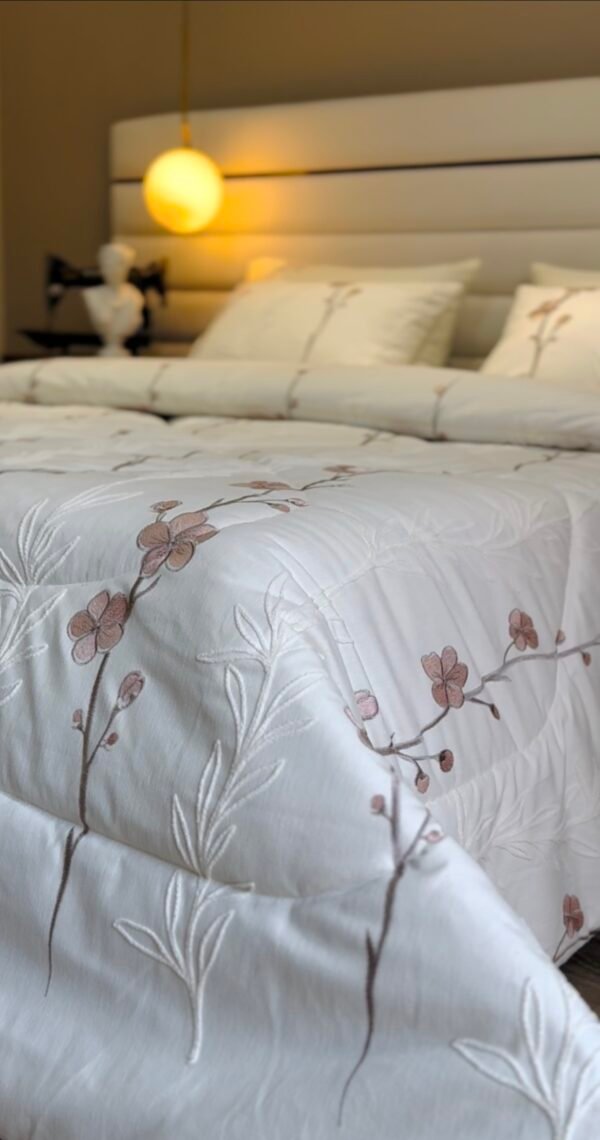 Couvre-lit Piqué Haut Gamme – Élégance Florale Brodée
