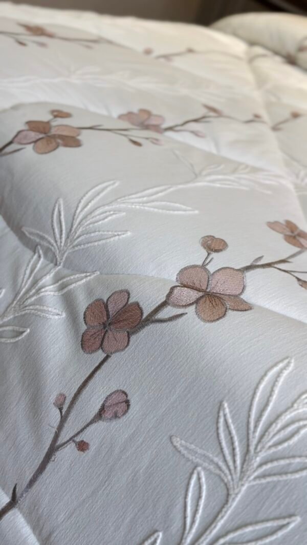 Couvre-lit Piqué Haut Gamme – Élégance Florale Brodée