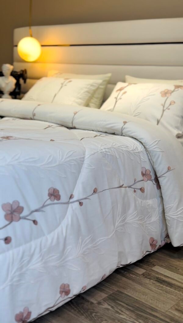 Couvre-lit Piqué Haut Gamme – Élégance Florale Brodée