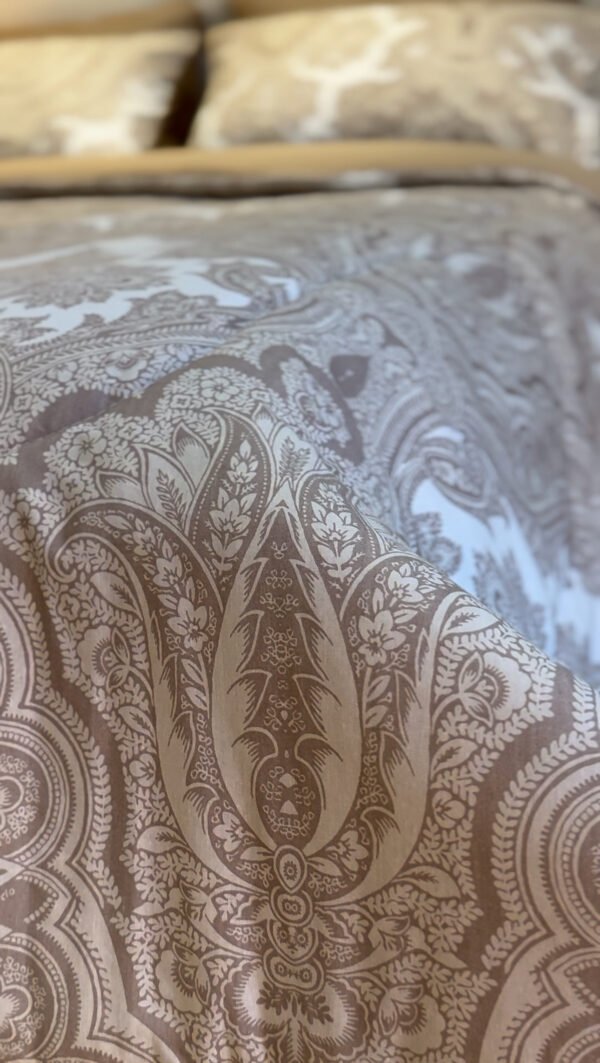 IMG_6908 Couette 2 Places Arabesques Royales – Douceur Crème