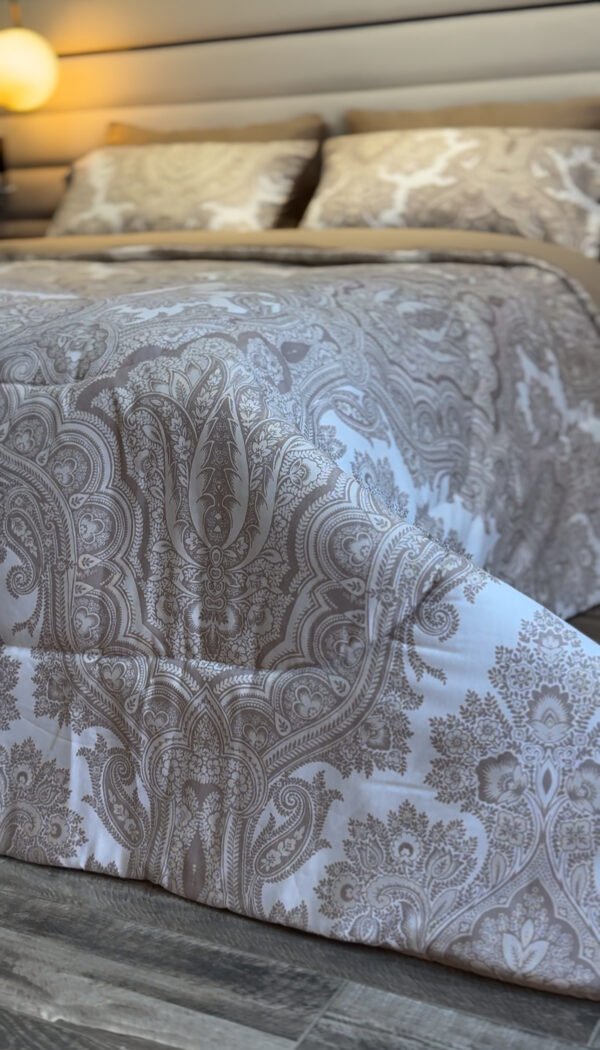 IMG_6909 Couette 2 Places Arabesques Royales – Douceur Crème