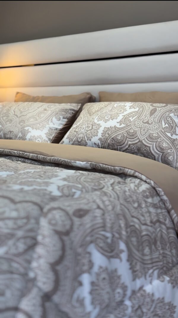 IMG_6912 Couette 2 Places Arabesques Royales – Douceur Crème