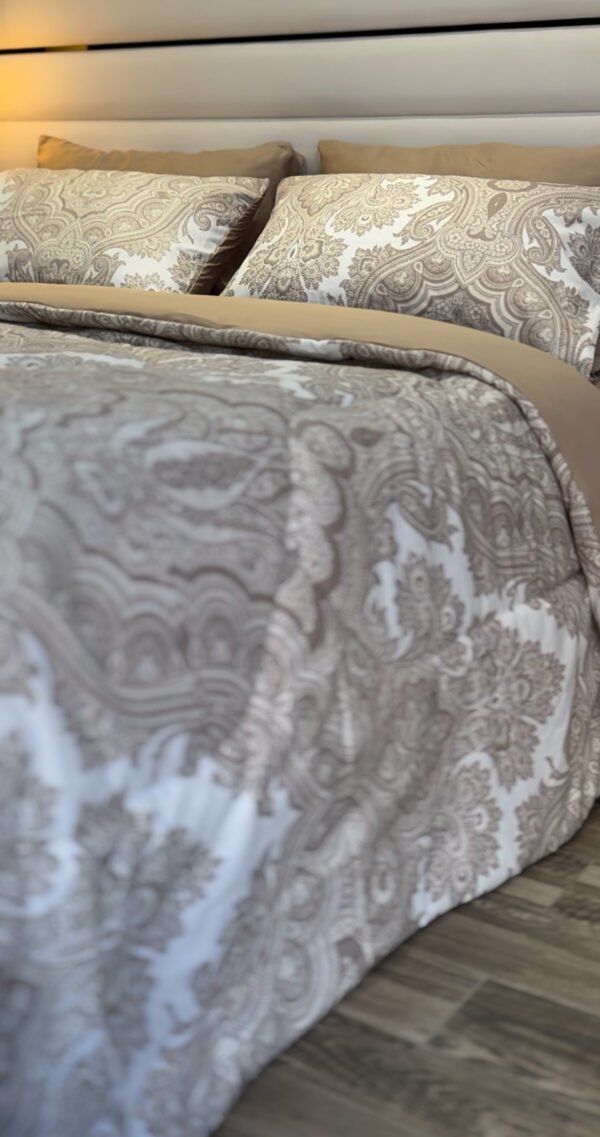 IMG_6918 Couette 2 Places Arabesques Royales – Douceur Crème