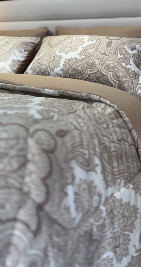 IMG_6919 Couette 2 Places Arabesques Royales – Douceur Crème