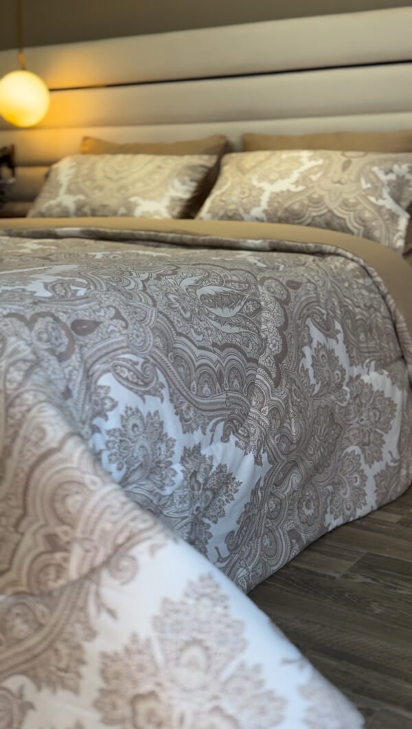 IMG_6921 Couette 2 Places Arabesques Royales – Douceur Crème