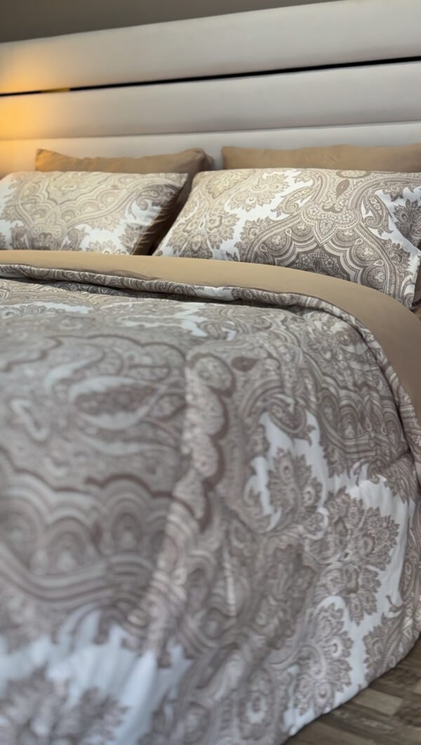 IMG_6922 Couette 2 Places Arabesques Royales – Douceur Crème