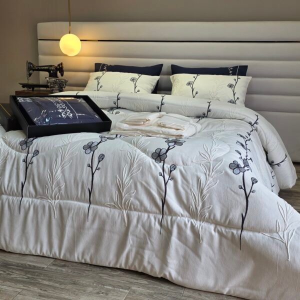 20260302_151441 Couvre-lit Piqué Haut de Gamme – Élégance Florale Bleu Nuit