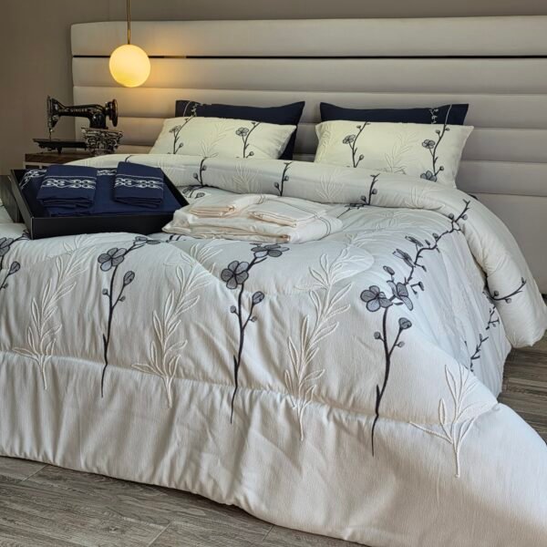 20260302_151749 Couvre-lit Piqué Haut de Gamme – Élégance Florale Bleu Nuit