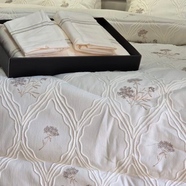 Couvre-lit Piqué Haut de Gamme – Élégance Florale Diamantée