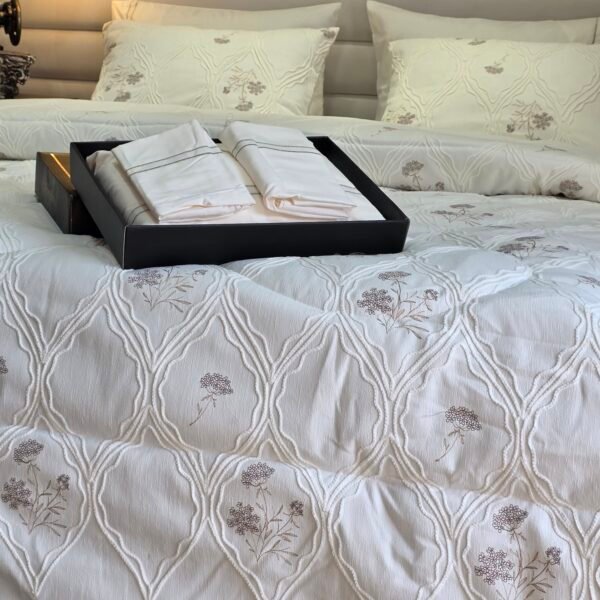 Couvre-lit Piqué Haut de Gamme – Élégance Florale Diamantée
