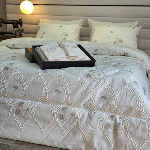 Couvre-lit Piqué Haut de Gamme – Élégance Florale Diamantée