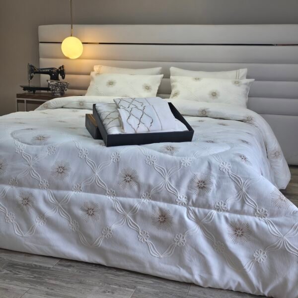 Couvre-lit Piqué Haut de Gamme – Éclat Floral Brodée