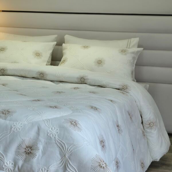 Couvre-lit Piqué Haut de Gamme – Éclat Floral Brodée