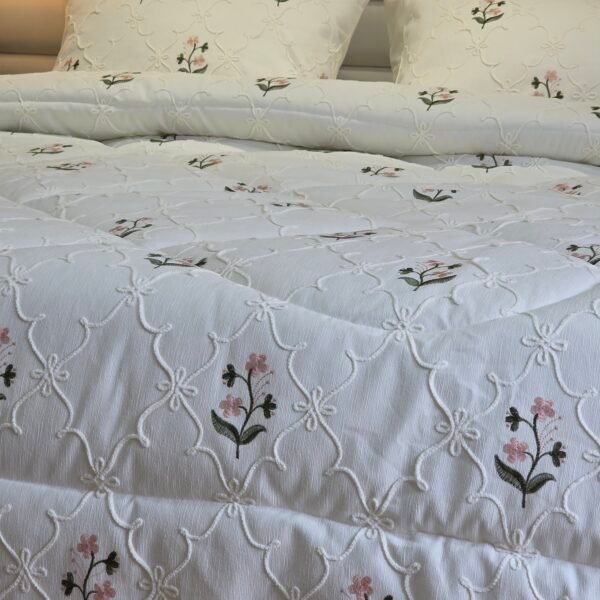 20260302_162114 Couvre-lit Piqué Haut de Gamme – Élégance Florale Brodée