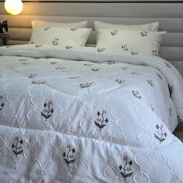 20260302_162128 Couvre-lit Piqué Haut de Gamme – Élégance Florale Brodée