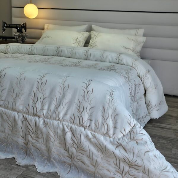 20260306_144412 Couvre-lit Kamraya Haut Gamme – Élégance Feuillage Brodée