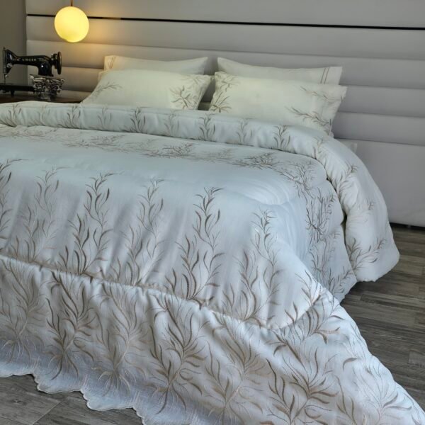 20260306_144413 Couvre-lit Kamraya Haut Gamme – Élégance Feuillage Brodée