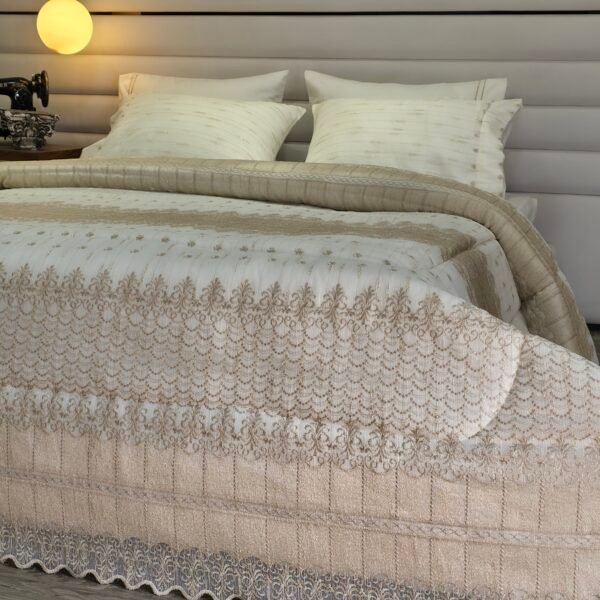 20260306_150819 Couvre-lit Kamraya Haut Gamme – Broderie Royale Ivoire