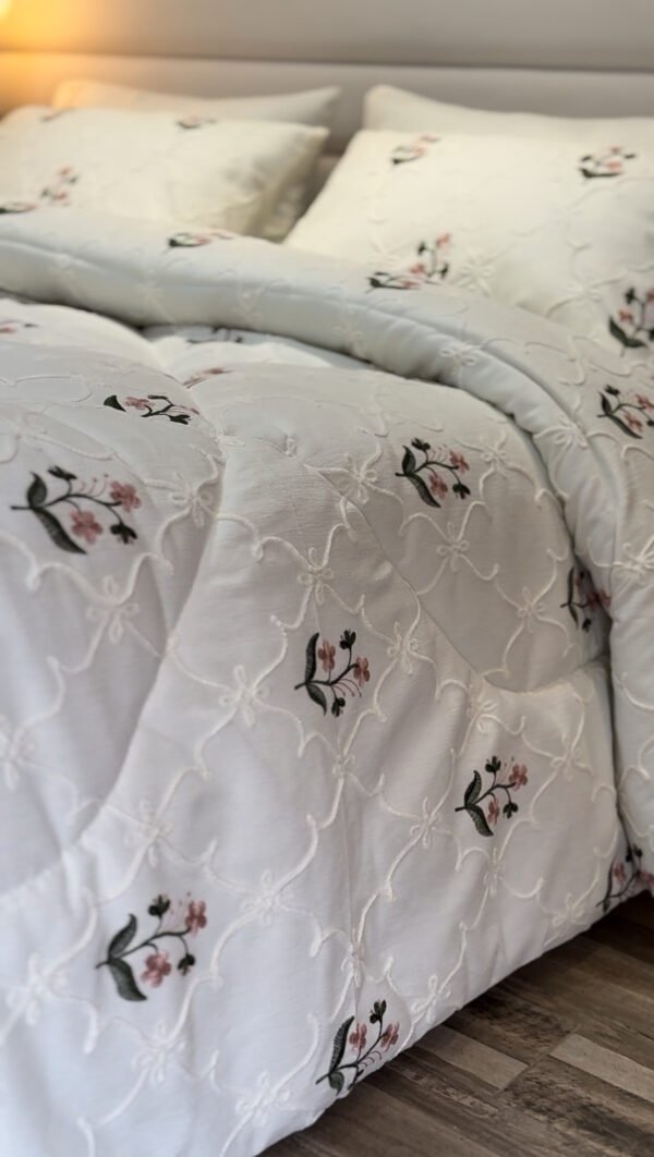 IMG_7009 Couvre-lit Piqué Haut de Gamme – Élégance Florale Brodée