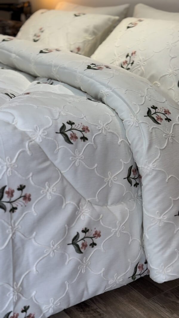 IMG_7010 Couvre-lit Piqué Haut de Gamme – Élégance Florale Brodée