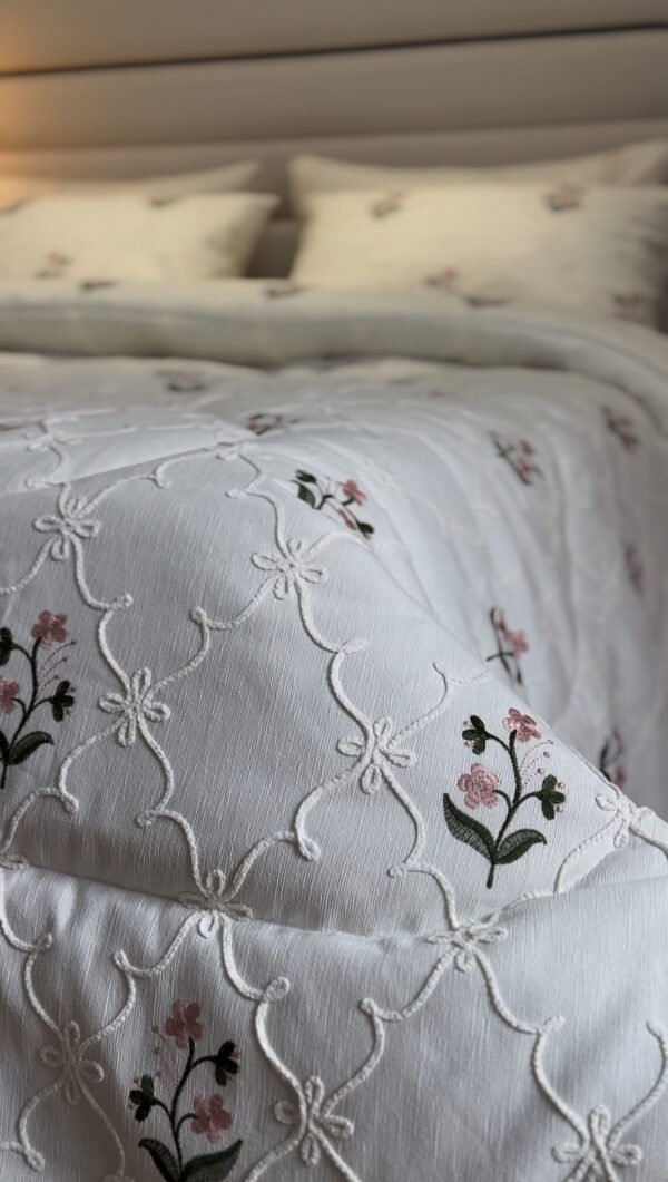 IMG_7011 Couvre-lit Piqué Haut de Gamme – Élégance Florale Brodée