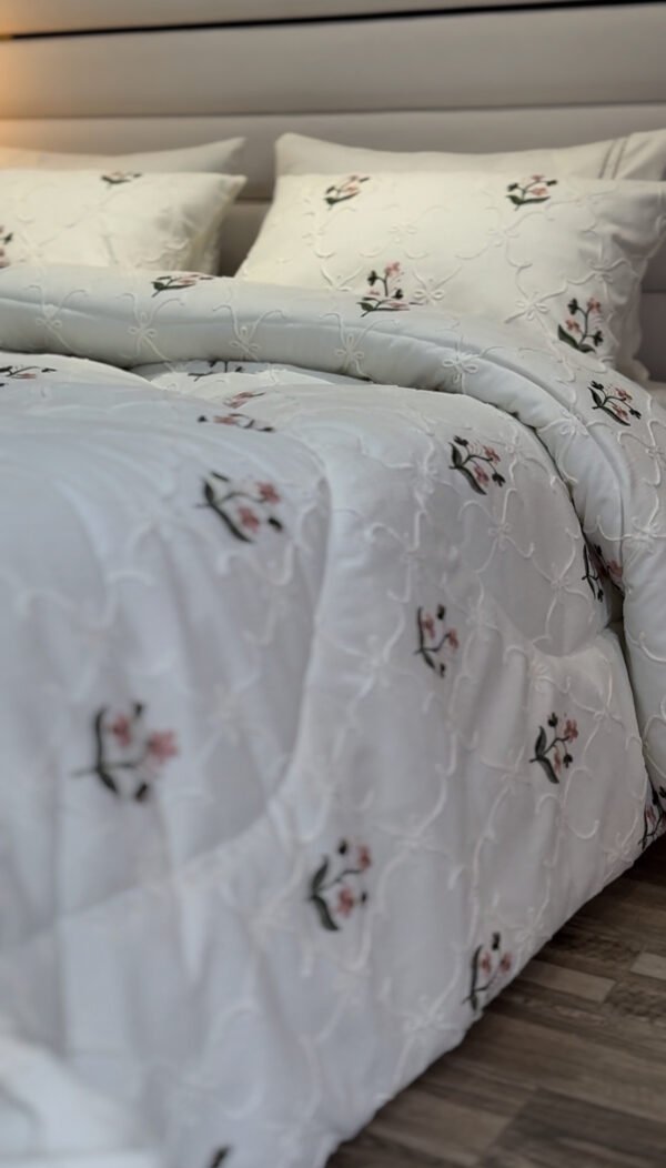 IMG_7013 Couvre-lit Piqué Haut de Gamme – Élégance Florale Brodée