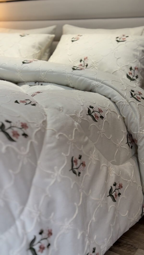 IMG_7014 Couvre-lit Piqué Haut de Gamme – Élégance Florale Brodée