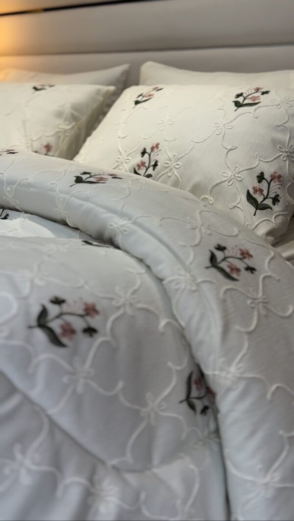 IMG_7015 Couvre-lit Piqué Haut de Gamme – Élégance Florale Brodée