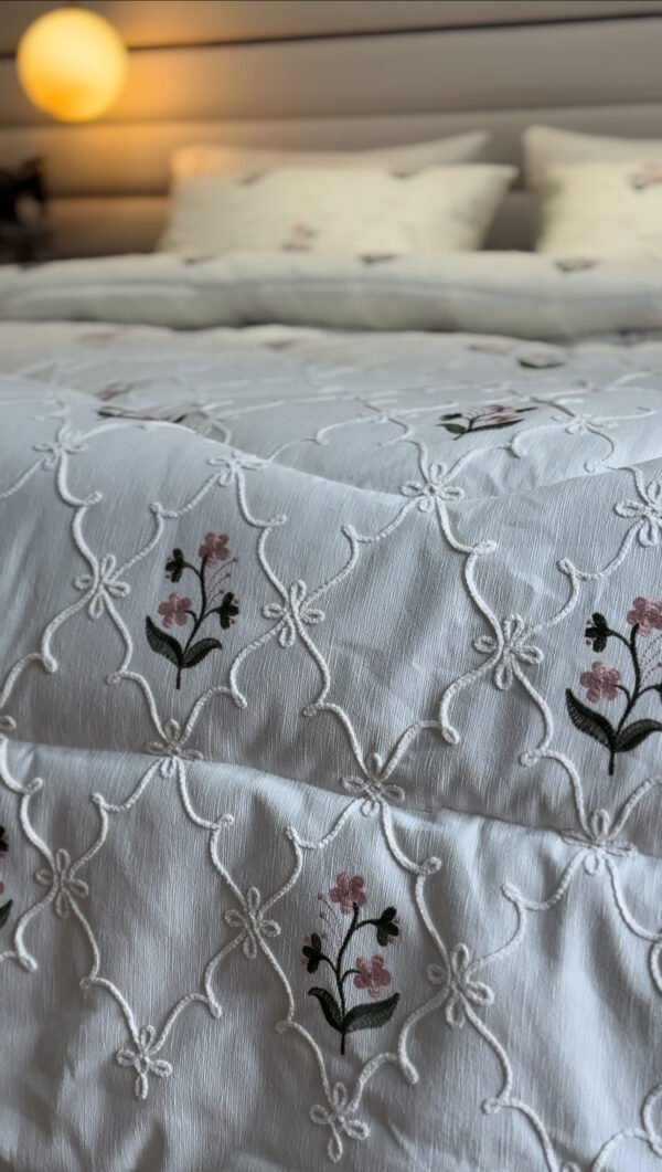 IMG_7016 Couvre-lit Piqué Haut de Gamme – Élégance Florale Brodée