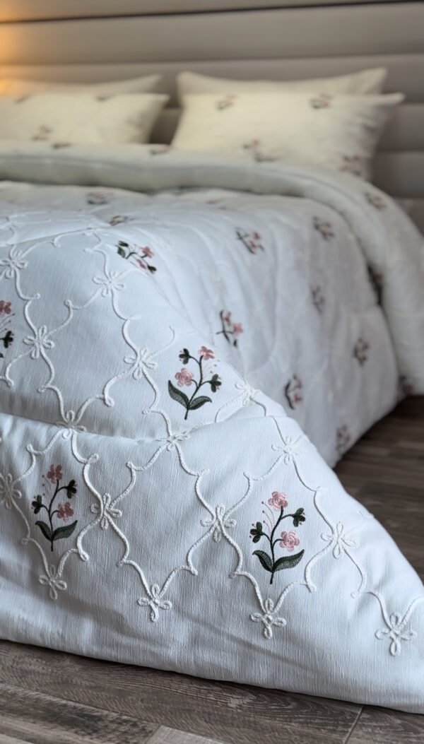 IMG_7018 Couvre-lit Piqué Haut de Gamme – Élégance Florale Brodée