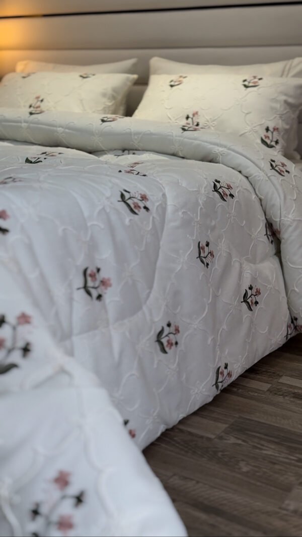 IMG_7019 Couvre-lit Piqué Haut de Gamme – Élégance Florale Brodée