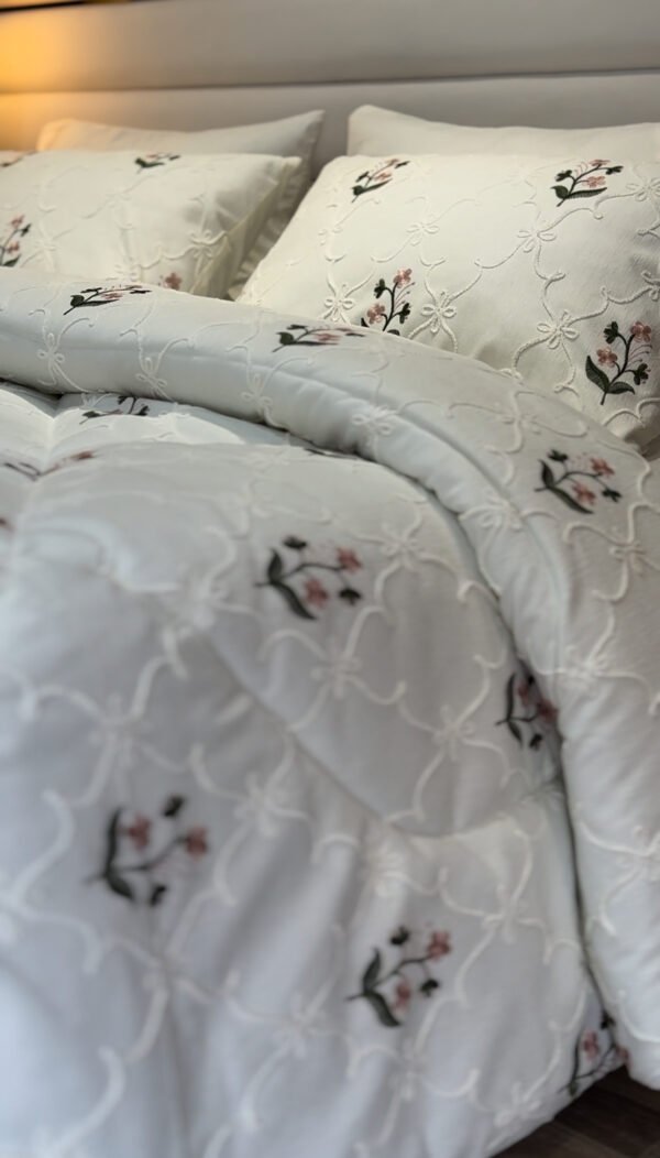 IMG_7020 Couvre-lit Piqué Haut de Gamme – Élégance Florale Brodée