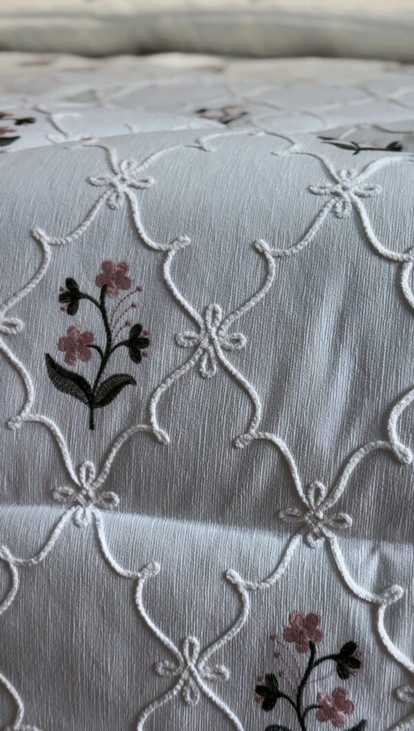 IMG_7021 Couvre-lit Piqué Haut de Gamme – Élégance Florale Brodée