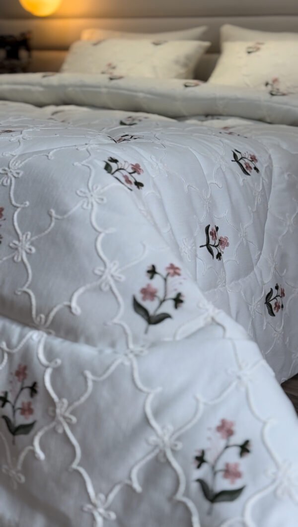 IMG_7023 Couvre-lit Piqué Haut de Gamme – Élégance Florale Brodée