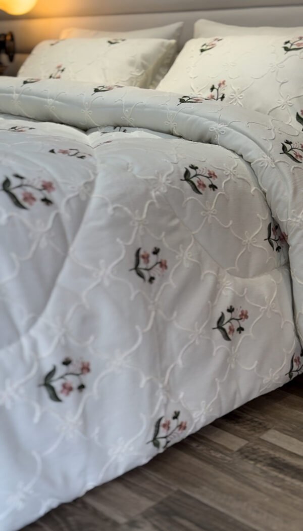 IMG_7024 Couvre-lit Piqué Haut de Gamme – Élégance Florale Brodée