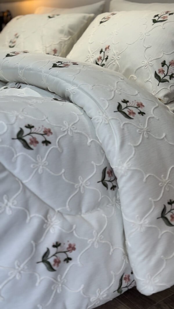 IMG_7025 Couvre-lit Piqué Haut de Gamme – Élégance Florale Brodée