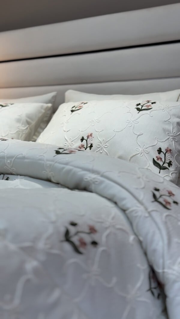 IMG_7026 Couvre-lit Piqué Haut de Gamme – Élégance Florale Brodée